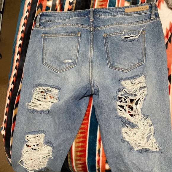 Women’s distressed - Picture 2 of 5